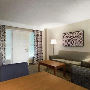 One-Bedroom King Suite Roll Shower Mobility Access or Non-Smoking